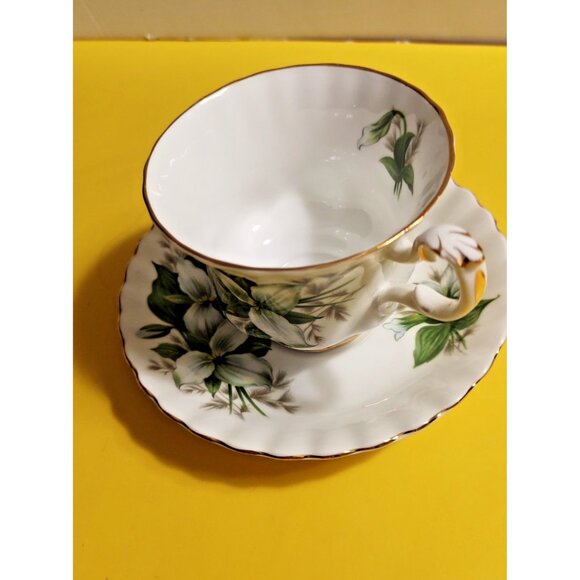 Vintage Royal Albert Trillium Tea Cup and Saucer Set Ontario Provincial Flower - Picture 6 of 12